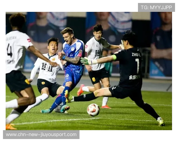 石家庄功夫韩东反抢成功，断球后立刻分边推进